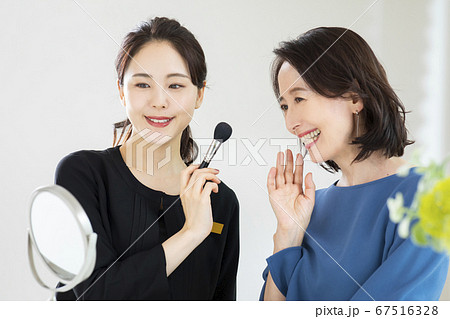 美容部員　シニア女性 67516328