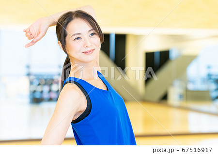 女性　フィットネス　スポーツジム　エクササイズ 67516917
