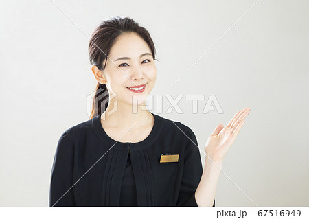 黒いスーツの女性店員 67516949