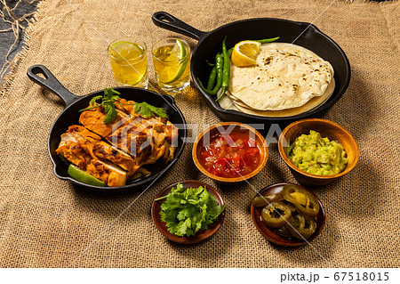 タコスセット　メキシコのグルメ　Mexican food tacos 67518015