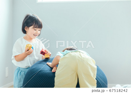 新築の家で子供が二人で楽しく遊んでいる　kids boy girl 67518242