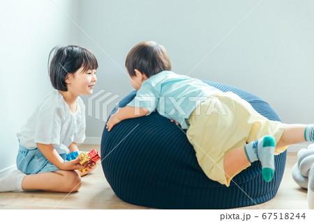 新築の家で子供が二人で楽しく遊んでいる kids boy girl 新築の家で子供が二人で楽しく遊んでいる kids boy girl 67518244