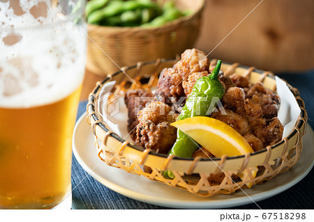 鶏の唐揚げとビール 鶏の唐揚げとビール 67518298