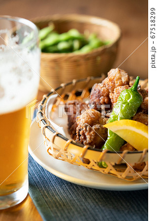 鶏の唐揚げとビール 67518299