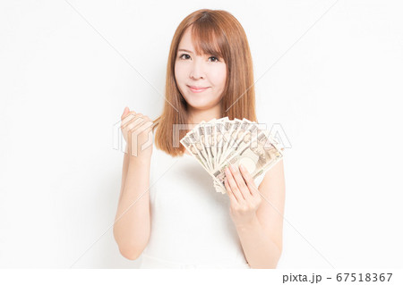 お金を手に持つワンピースを着た女性 お金を手に持つワンピースを着た女性 67518367