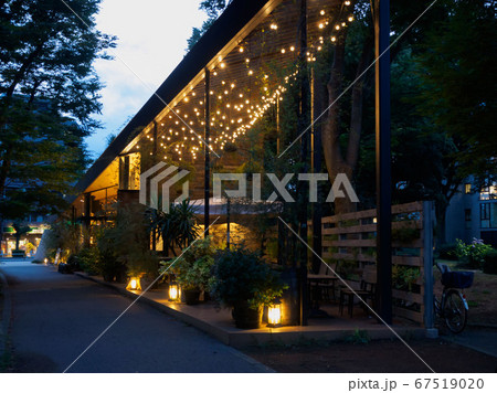 夕暮れ時の公園内のカフェレストラン 夕暮れ時の公園内のカフェレストラン 67519020