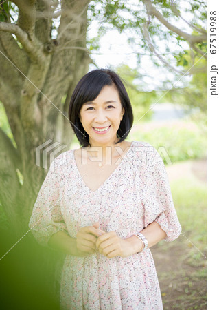 さわやかな新緑の中 ミドル女性 アラフィフ さわやかな新緑の中 ミドル女性 アラフィフ 67519988