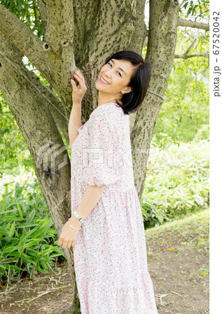 さわやかな新緑の中 ミドル女性 アラフィフ さわやかな新緑の中 ミドル女性 アラフィフ 67520042