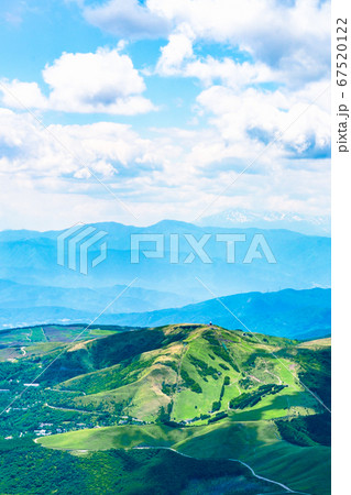 初夏の蓼科山登山：山頂から車山を望む 67520122