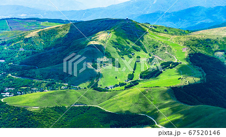 初夏の蓼科山登山:山頂から車山を望む 初夏の蓼科山登山:山頂から車山を望む 67520146