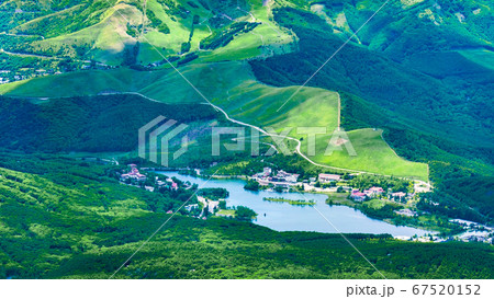 初夏の蓼科山登山：山頂から車山・白樺湖を望む 67520152