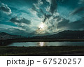 雲に囲まれた太陽 67520257