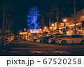 夜に佇む青い観覧車と車たち 67520258