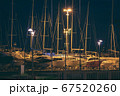 深夜、港で眠る船たち 67520260