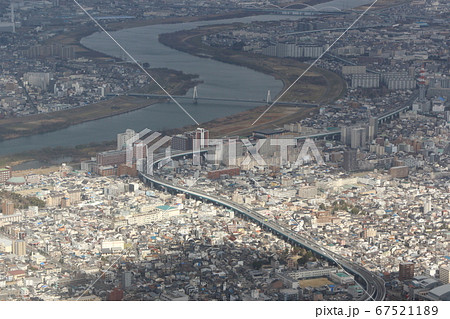 淀川と大阪市の町並み 67521189