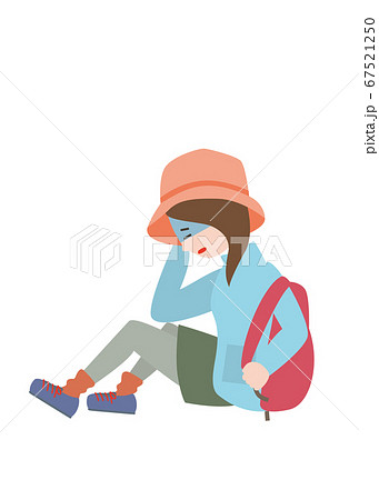 具合が悪くしゃがんで休むアウトドアスタイルの若い女性 67521250