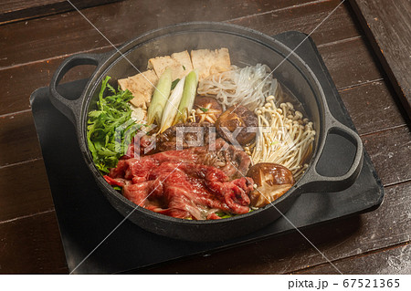 和牛すきやき　Tasty sukiyaki Japanese cuisine 67521365