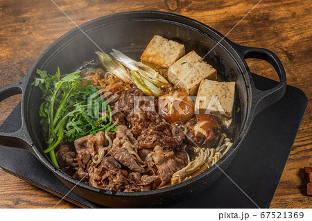和牛すきやき　Tasty sukiyaki Japanese cuisine 67521369
