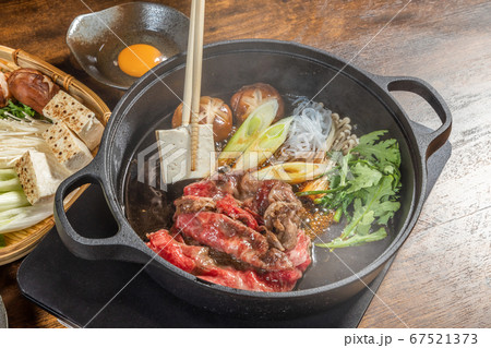 和牛すきやき　Tasty sukiyaki Japanese cuisine 67521373