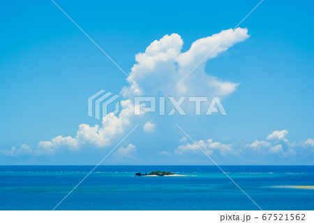 夏の青空に浮かぶ入道雲と沖縄の青い海に見え 夏の青空に浮かぶ入道雲と沖縄の青い海に見え 67521562