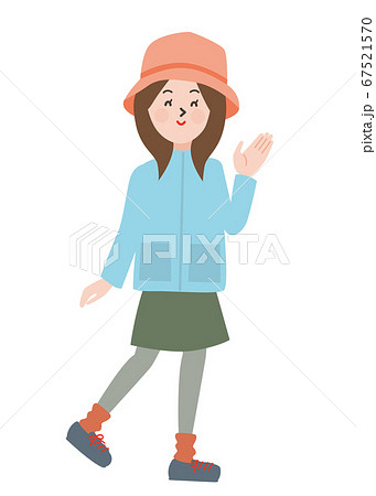 笑顔で案内ポーズをするアウトドアスタイルの若い女性 67521570