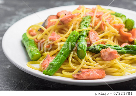 鮭とアスパラガスのパスタ 鮭とアスパラガスのパスタ 67521781