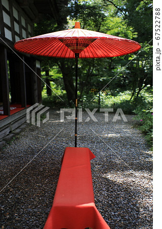 観光地の野天傘 67522788