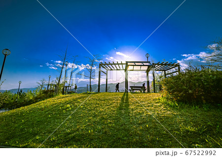 展望台の夕焼けとシルエット 宝塚北公園の写真素材