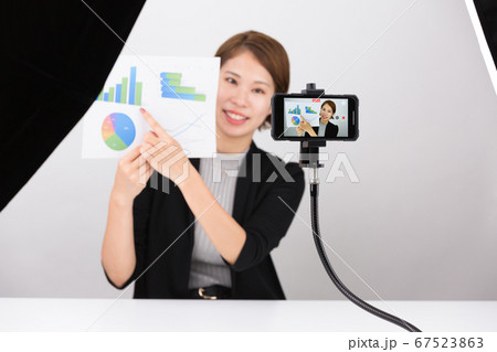 スマートフォンで動画を撮影する女性 スマートフォンで動画を撮影する女性 67523863