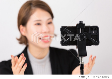 スマートフォンに向かって話す女性 スマートフォンに向かって話す女性 67523865