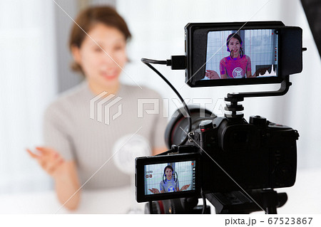 一眼レフカメラで動画を撮影する女性 一眼レフカメラで動画を撮影する女性 67523867