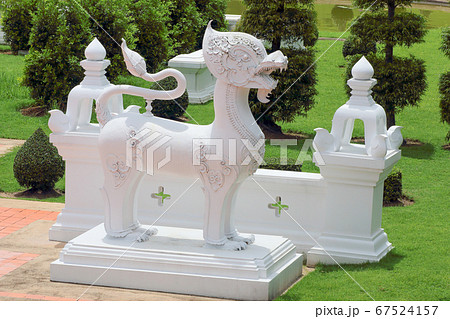 Sing statue in the garden background Sing statue in the garden background 67524157