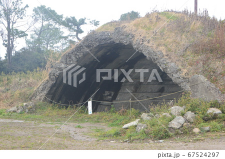 戦時中に使われた飛行機の掩体壕(格納庫)（鹿児島県出水市） 67524297