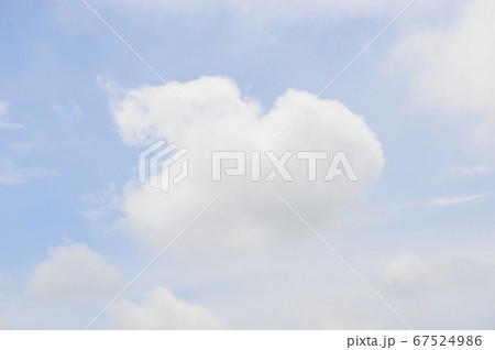 青空と涌き雲の風景 大空流れる白い涌き雲 青空と涌き雲の風景 大空流れる白い涌き雲 67524986