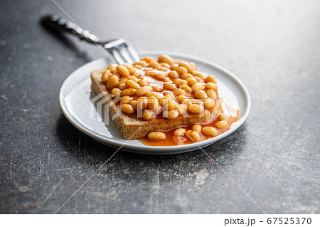 Toast bread with baked beans. 67525370