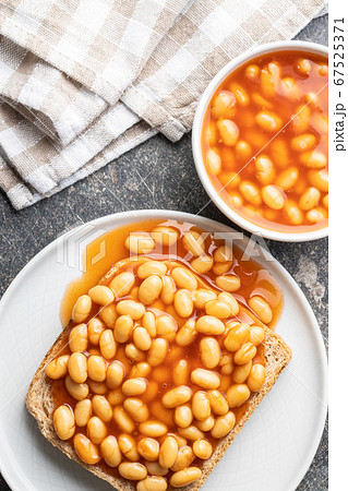 Toast bread with baked beans. 67525371