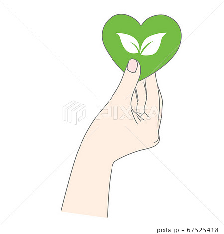 エコをイメージしたハートアイコンを持つ女性の手【ボディパーツ】 67525418