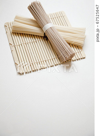 ざるの上の日本蕎麦と素麵（乾麺） 67525647