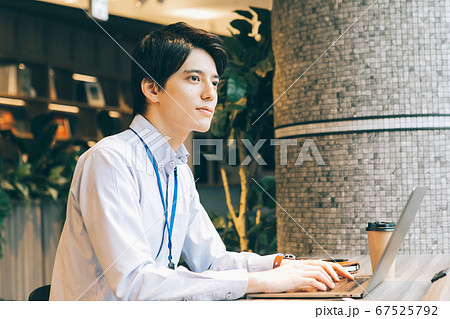 オフィスでで仕事をする若い男性 67525792