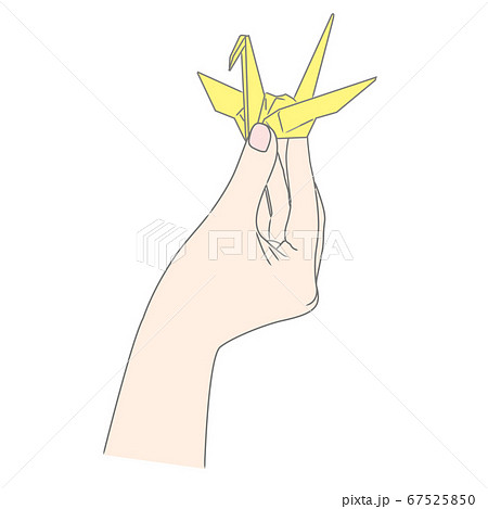 黄色のの折り鶴を持つ女性の右手【ボディパーツ】 67525850