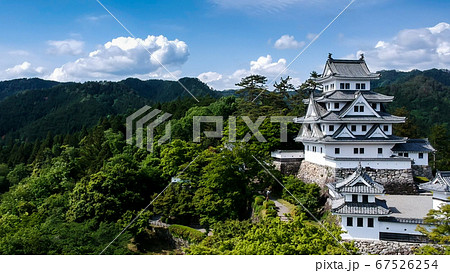 ドローンで空撮した夏の郡上八幡城の風景 ドローンで空撮した夏の郡上八幡城の風景 67526254