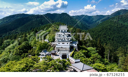 ドローンで空撮した夏の郡上八幡城の風景 67526255