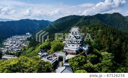 ドローンで空撮した夏の郡上八幡城の風景 ドローンで空撮した夏の郡上八幡城の風景 67526256