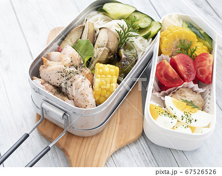 アウトドア おいしいメスティンのお弁当 そうめん サラダチキン の写真素材
