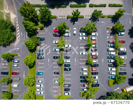 空撮した公園の駐車場の様子の写真素材 空撮した公園の駐車場の様子の写真素材