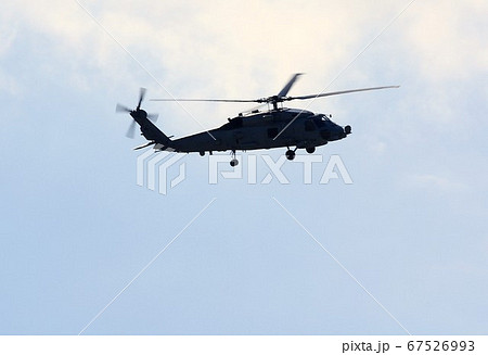 青空を旋回飛行中の救難活動でも活躍する在日米海軍の艦載機MH-60Rシーホーク哨戒ヘリ 67526993