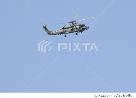青空を旋回飛行中の救難活動でも活躍する在日米海軍の艦載機MH-60Rシーホーク哨戒ヘリ 67526996
