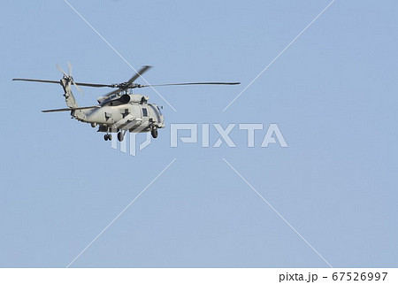 青空を飛行中の救難活動でも活躍する在日米海軍の艦載機MH-60Rシーホーク哨戒ヘリ 67526997