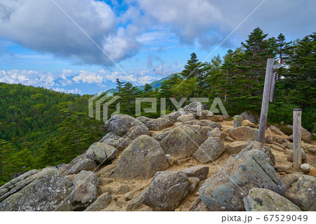 山梨の国師ヶ岳(こくしがたけ)の山頂から西側の金峰山方面を見る 山梨の国師ヶ岳(こくしがたけ)の山頂から西側の金峰山方面を見る 67529049