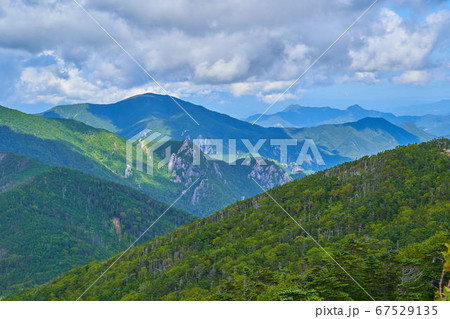 山梨の北奥千丈岳の山頂から北西側方面(小川山、天狗山、男山)を見る 67529135
